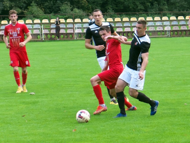 Piast Tuczempy (czarne stroje) skromnie pokonał MKS Kańczugę.