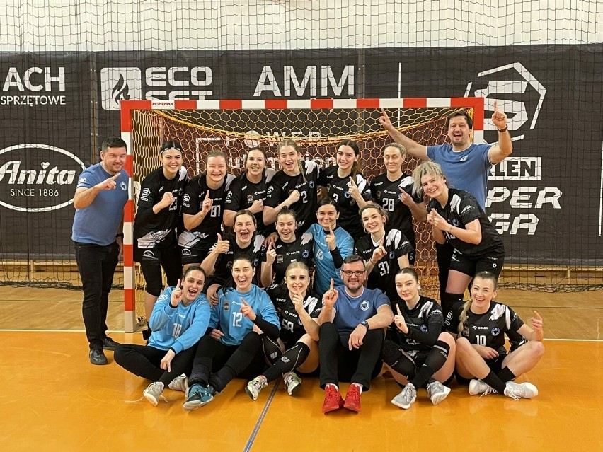 Handball JKS Jarosław (czarne stroje) w Kobierzycach...