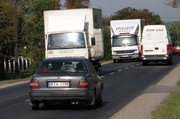 Przy takim natężeniu ruchu piesi muszą uważać, żeby nie zdmuchnęło ich z drogi.