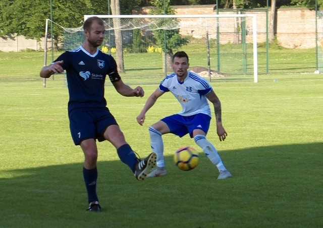 Sokół (biało-niebieskie stroje) walczącym o utrzymanie Wiślanom nie pozwolił powąchać punktów.