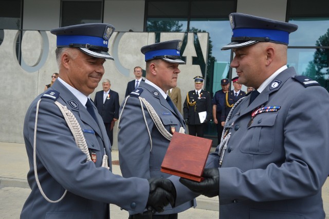 Mł. insp. Andrzej Kot (z lewej) komendant powiatowy policji w Miechowie