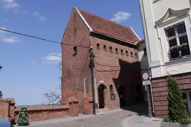 Publiczna toaleta ze "średniowiecznymi korzeniami" wciąż funkcjonuje przy ul. Spichrzowej 49 w Grudziądzu.