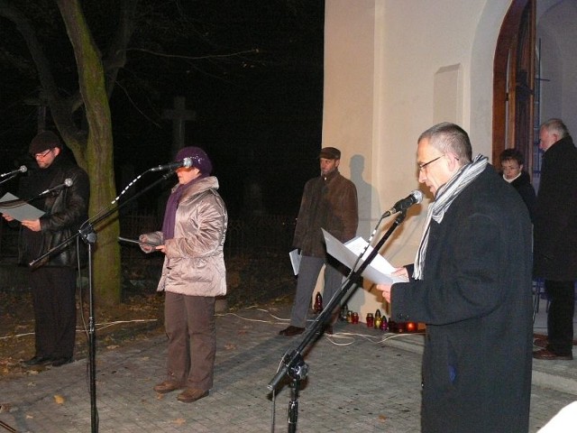 Teatr Słowa z Tarnobrzeskiego Domu Kultury zaprezentował na miechocińskim cmentarzu fragmenty utworów takich poetów, jak Krzysztof Kamil Baczyński.