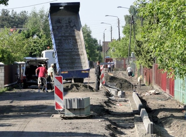 Drogowcy układają krawężniki po zachodniej stronie ulicy Towarzyskiej.