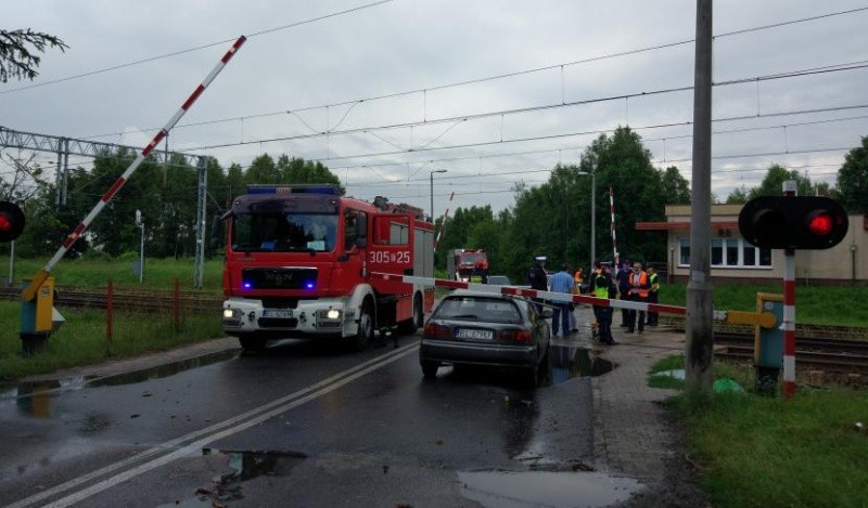 Śmiertelny wypadek na przejeździe kolejowym przy ul. Transmisyjnej [FILM, zdjęcia]