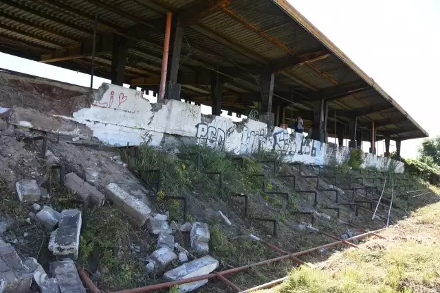 Rozpoczęły się prace związane z naprawą trybuny na stadionie GKS Rozbark w Bytomiu. Zobacz kolejne zdjęcia. Przesuwaj zdjęcia w prawo - naciśnij strzałkę lub przycisk NASTĘPNE