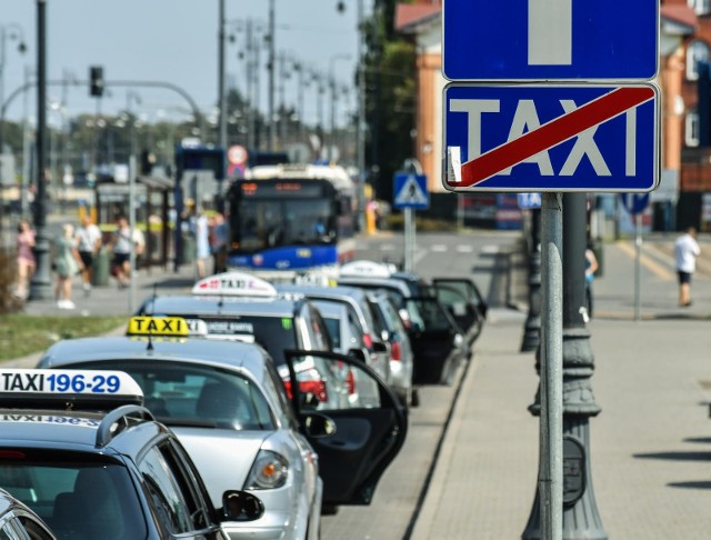 Niepełnosprawną kobietę bez problemu zgodził się przewieźć inny kierowca, z tej samej korporacji, w której zrzeszony był pierwszy, ten, który wykonania kursu bydgoszczance odmówił.