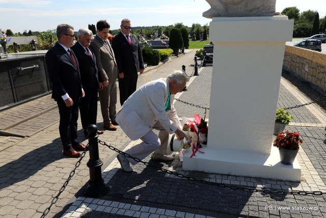 Uroczystości przed jednym z pomników. Więcej na kolejnych zdjęciach