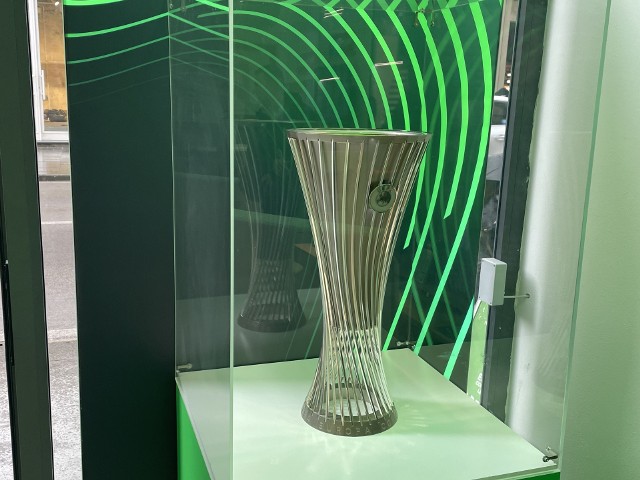 Puchar Ligi Konferencji Europy - obiekt westchnień kibiców Fiorentiny, został wystawiony na Via Panzani.