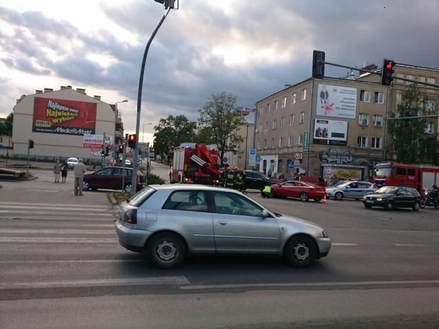 Policjanci i strażacy pracują na miejscu wypadku w Kielcach.