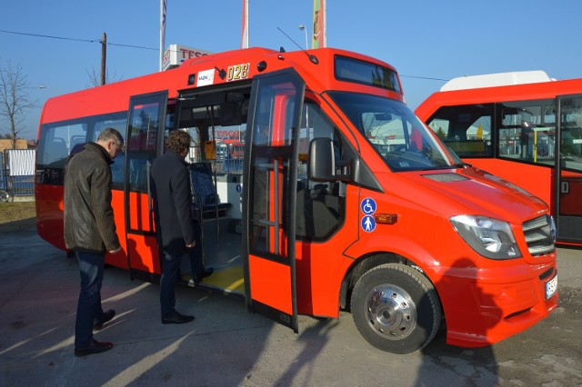 Małe autobusy są wygodne dla pasażerów, spalają ponad trzy razy mniej paliwa niż duże i poprawiają wyniki przedsiębiorstwa