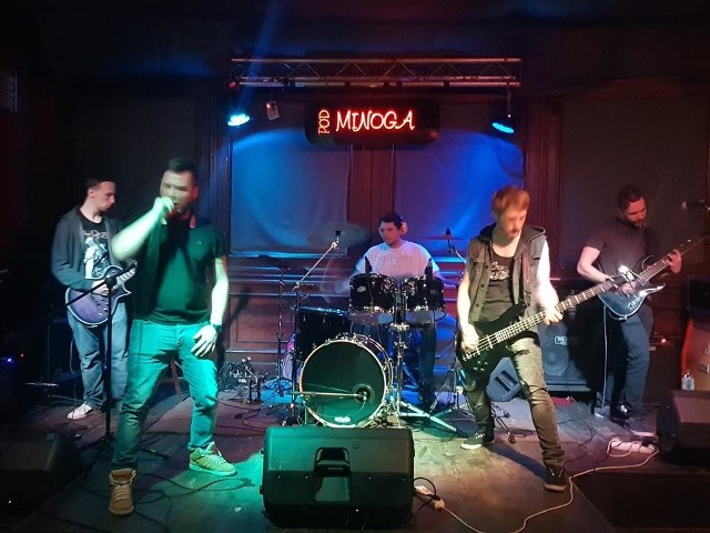 Pod Minogą zagra poznańska kapela Winds Brought Siberia, która z powodzeniem zapowiada swój debiutancki krążek mocnym singlem pt. „Legion”.