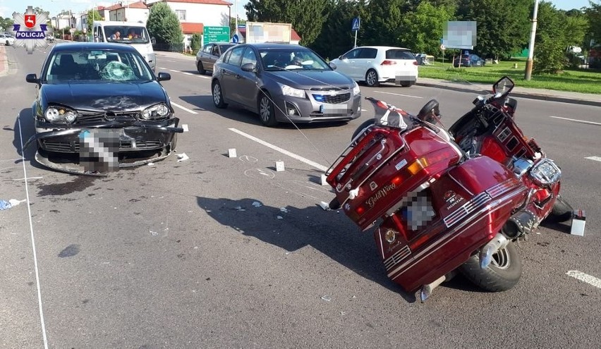 Wypadek w Zamościu. Motocykl honda zderzył się z autem osobowym. Motocyklista trafił do szpitala