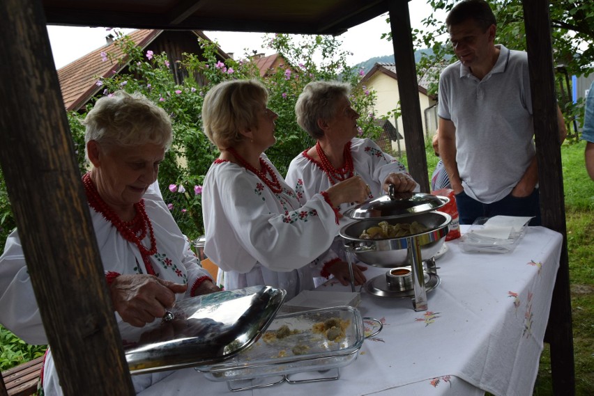 Szymbark. XV Panorama Kultur. W skansenie głośno gra muzyka, jest mnóstwo ludzi, są stoiska z rękodziełem, gospodynie częstują pysznościami