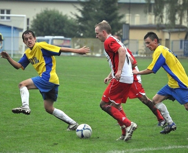Piłkarze Stali Nowa Dęba (w żółtych strojach) zagrają w derbach w sobotę z Sokołem w Nisku.