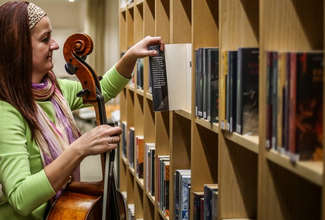 Okazuje się, że coraz częściej zabiegani wrocławianie wypożyczają nie książki w tradycyjnej ich formie, a audiobooki, których można słuchać nawet w samochodzie. - Zauważamy rosnące zainteresowanie czytaniem na innych niż papier nośnikach, czyli audiobooków na płytach CD czy też e-booków na urządzeniach mobilnych - mówi Anna Janus, zastępca dyrektora ds. merytorycznych w Miejskiej Bibliotece Publicznej. Zobaczcie, jakie audiobooki najchętniej wypożyczano z wrocławskich bibliotek.