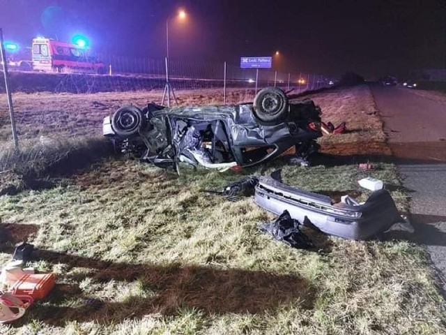 Do wypadku na autostradzie A2 pod Łodzią doszło w sobotę 7 stycznia. Troje młodych mieszkańców Torunia jechało BMW, które zderzyło się z mercedesem. Zginęli pasażerowie: 18-letnia dziewczyna i 20-letni mężczyzna.