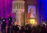 Koncert pasyjny „Golgota Trzeciego Tysiąclecia” w Sanktuarium Maryjnym w Sulisławicach. Wspaniałe widowisko. Zobaczcie zdjęcia 