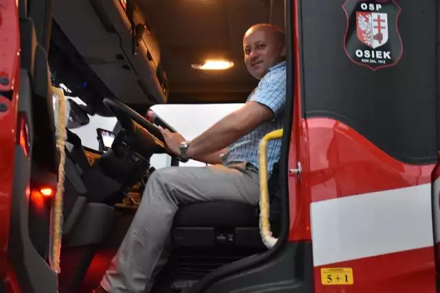 Rafał Łysiak jest członkiem Ochotniczej Straży Pożarnej w Osieku. Na zdjęciu podczas uroczystości powitania i prezentacji nowego ciężkiego samochodu ratowniczo-gaśniczego dla OSP Osiek.Więcej zdjęć>>>