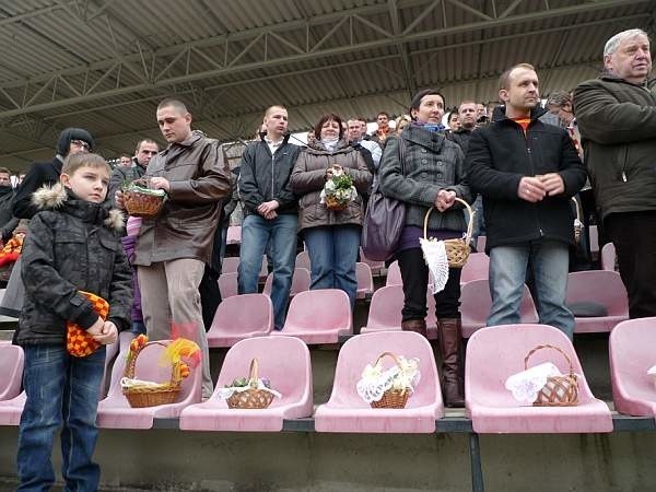 Świecenie pokarmów na stadionie Jagiellonii Bialystok