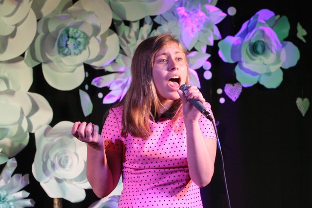 Ewelina Woźniak, uczennica piątej klasy z Bielawy, wyśpiewała  drugą nagrodę w kategorii najmłodszych solistów.