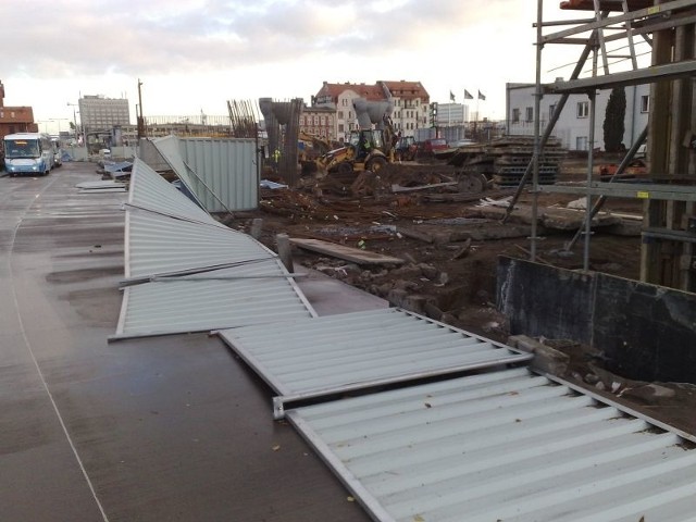 Zniszczone ogrodzenie na terenie budowy trasy uniwersyteckiej w Bydgoszczy.