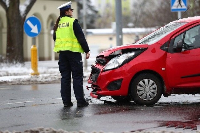 Chevrolet spark prowadzony przez 80-letnią kobietę, wymusił pierwszeństwo i staranował audi uderzając w bok