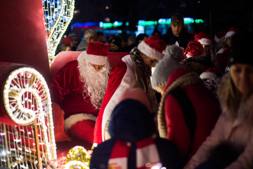 Rozbłysła choinka przed ostrowskim ratuszem. Świąteczną iluminację uruchomiono w obecności św. Mikołaja