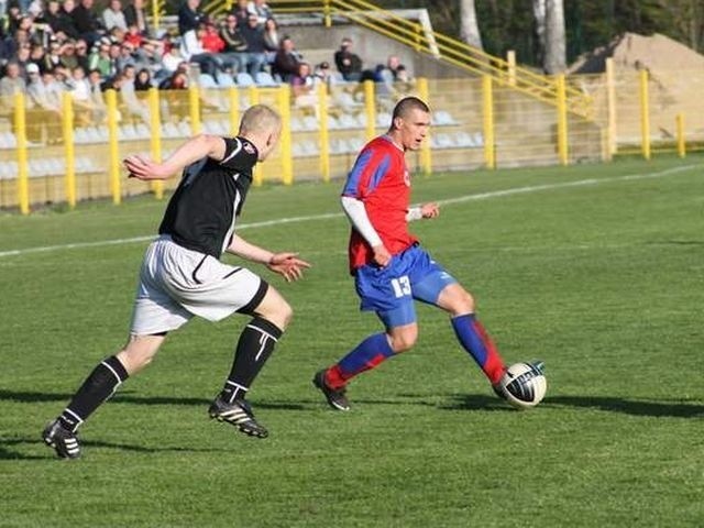 W Strzelcach Krajeńskich piłkarze Pogoni Barlinek pokonali Gryfa Słupsk 1:0 (1:0).