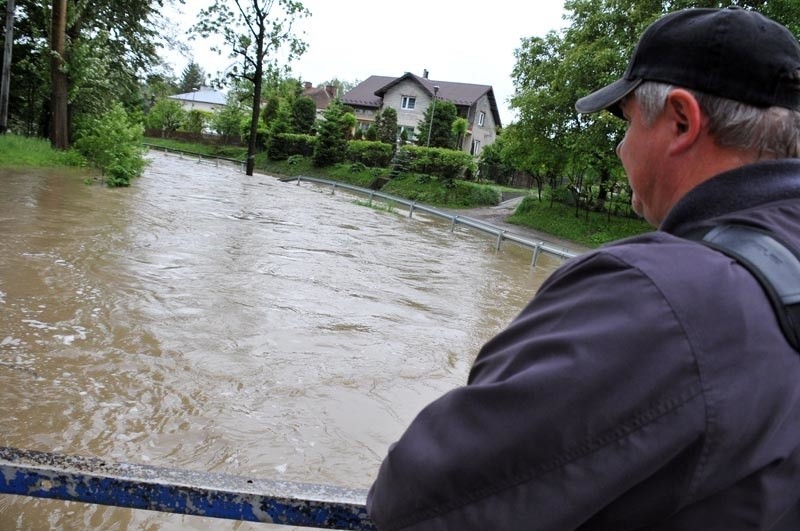 W Krośnie pogotowie przeciwpowodziowe, w Głowience wylała Lubatówka [ZDJĘCIA]