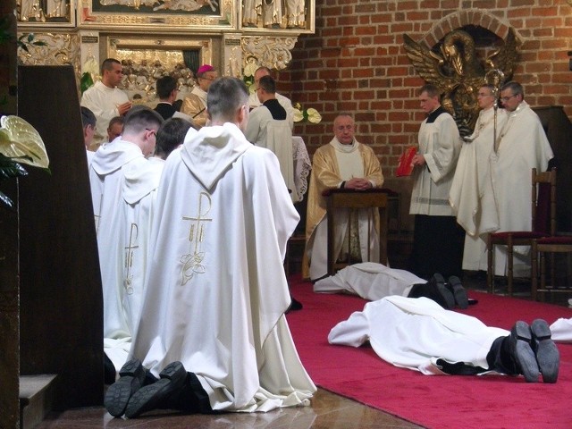 Ceremonię przyjęcia święceń rozpoczyna się od Litanii od Wszystkich Świętych. W tym czasie kandydaci leżą krzyżem