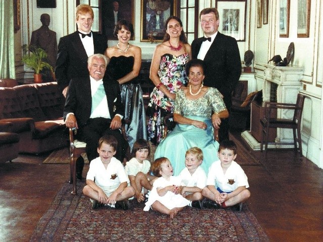 Ryszard Kaczorowski z żoną Karoliną, w otoczeniu rodziny: córek z mężami oraz gromadki wnucząt