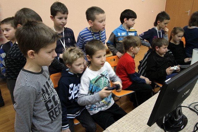 Dzieci w Szkole Podstawowej nr 11 grały na konsolach.