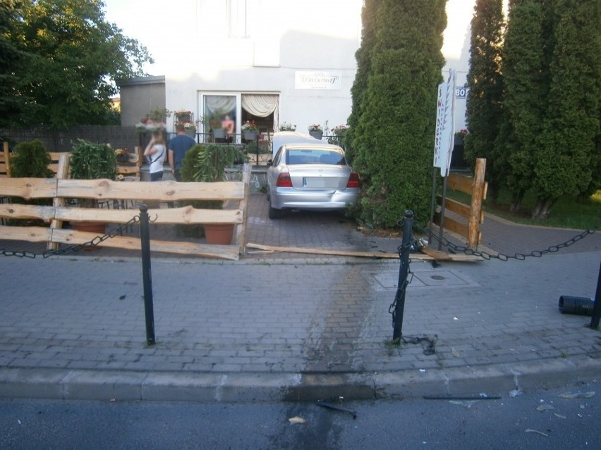 Zderzenie w centrum Wyszkowa. Opel wjechał na teren kawiarni (zdjęcia)
