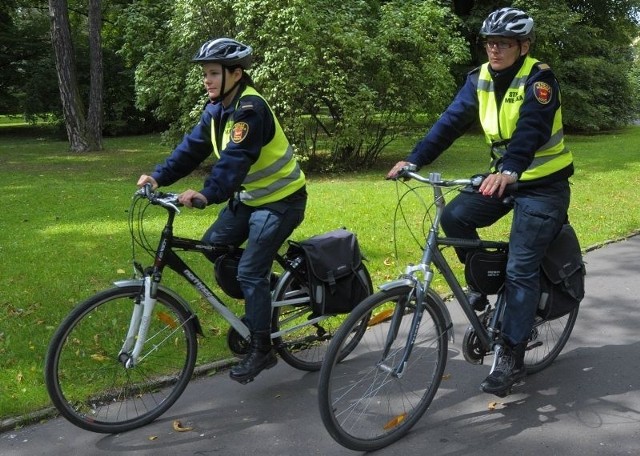 Agata Florczak (z prawej) i Sylwia Świech patrolowały wczoraj m.in. park Klepacza.