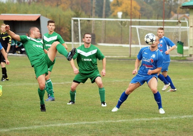 Piłkarze Toru Laskowice (zielone stroje) wzbogacili się o trzy punkty, które pozwolą im odbić się od dna tabeli