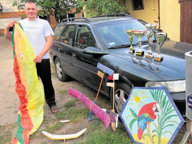 Paweł Popławski ma w swoim domu  modele szybowców, latawca, balonu, rakiety. Zaraził tym hobby młodych bądkowian. Prowadzi jedyną w powiecie aleksandrowskim modelarnię w GOK.
