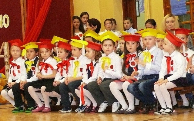 Przejęte buzie pierwszaków ze Szkoły Podstawowej nr 1 w Staszowie, w oczekiwaniu na uroczyste pasowanie na ucznia.