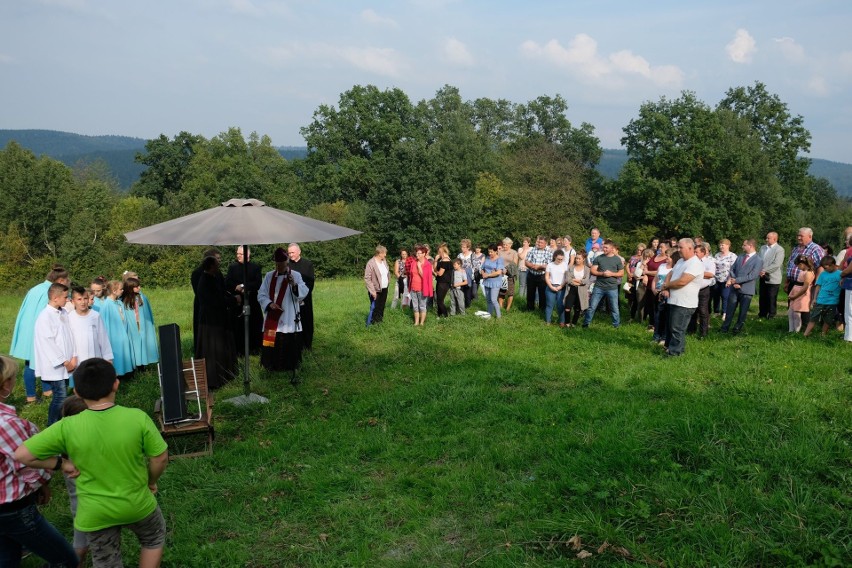 Na zakręcie śmierci w Leszczawie Dolnej ponownie postawili krzyż. Ściął go podczas wypadku ukraiński autokar [ZDJĘCIA]