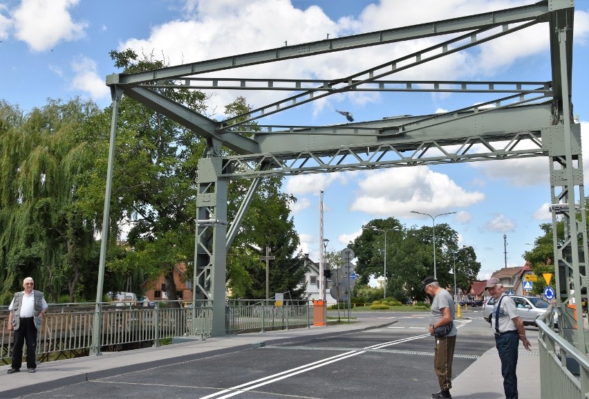 Nowy Dwór Gdański. Odremontowany most już przejezdny. Oficjalne otwarcie nastąpi... po okresie lęgowym jaskółek [zdjęcia]