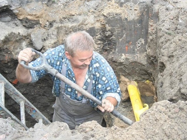Stanisław Podlasiński, pracownik gazowni naprawiał uszkodzona rurę