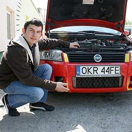 Robert Halicki prezentuje zmodyfikowany intercooler, dzięki czemu lepsze jest chłodzenie powietrza.