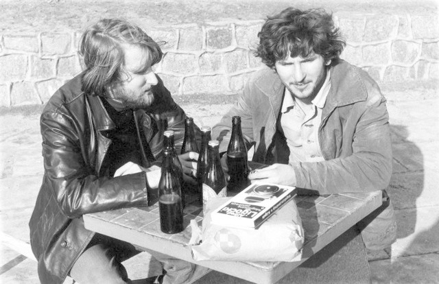Jan Kaja i Jacek Soliński, na zdjęciu z "Bydgoskim specjalem". Jedynie takie piwo można było trzydzieści lat temu dostać w sklepach.