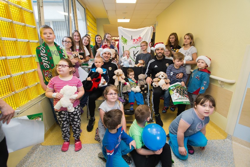 Piłkarze odwiedzili dzieci w szpitalu na Borowskiej (ZDJĘCIA, FILM)