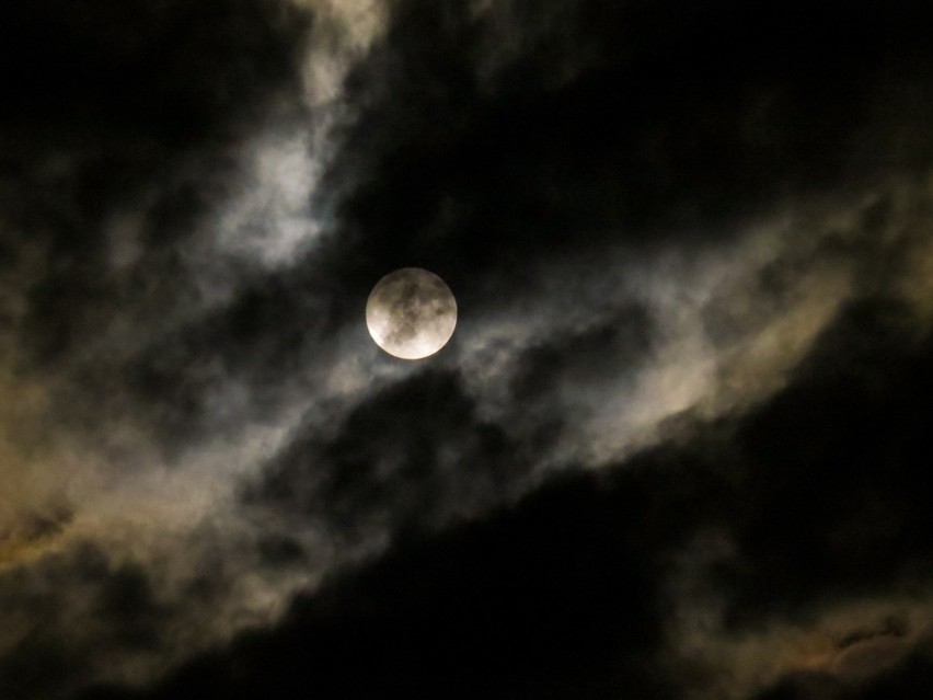 Truskawkowy Księżyc - niezwykła pełnia księżyca 24 czerwca...