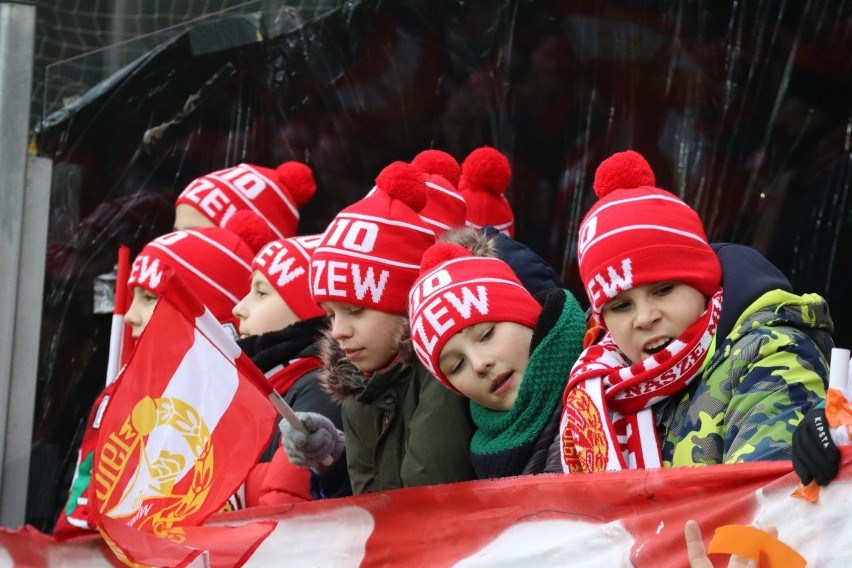 Trybunami stadionu Widzewa zawładnęły dzieci. Zobaczcie na ZDJĘCIACH