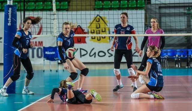 Pałac Bydgoszcz trening juniorkiwspólny trening seniorek i juniorek siatkarek Pałacu