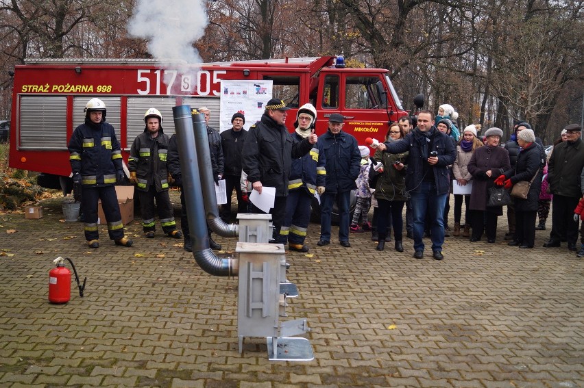 Mikołów: strażnicy miejscy i strażacy pokazali, jak palić oszczędnie i ekologiczne
