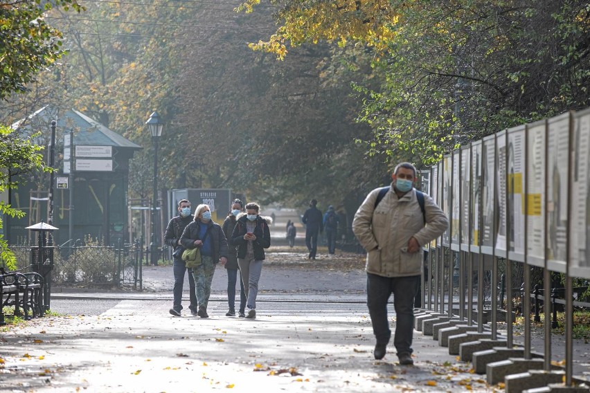 Całkowity lockdown w Polsce potrwa dłużej? Na razie surowe...