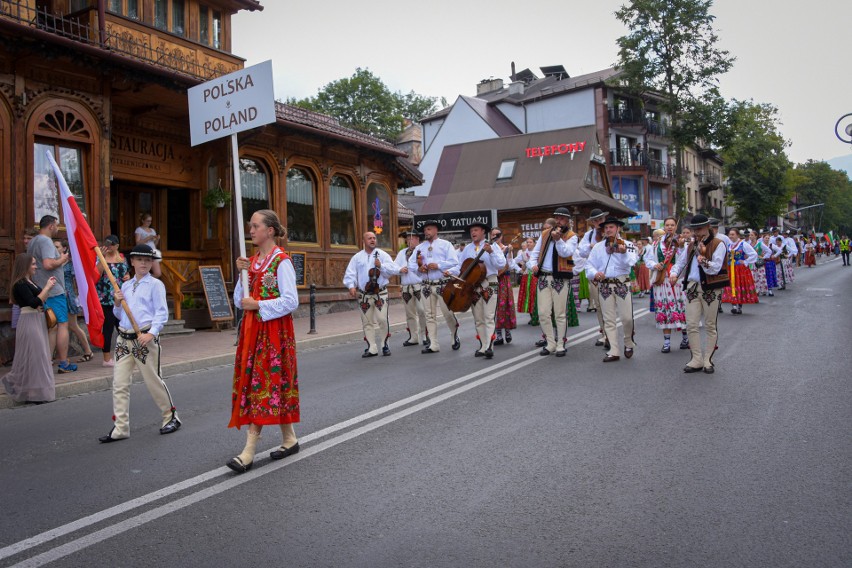 Malowniczy korowód, który 15 sierpnia przeszedł ulicami...